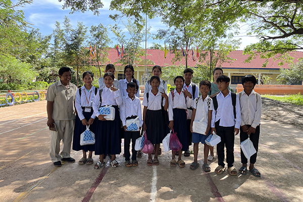 【B1】小学校・村訪問+地雷博物館1日貸し切りツアー